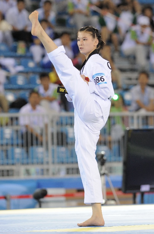 跆拳道女子决赛，日本选手力克对手获胜