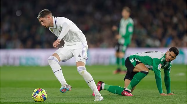 本泽马今日表现抢眼，巴萨整场无解，教练赛后亲自拥抱的简单介绍